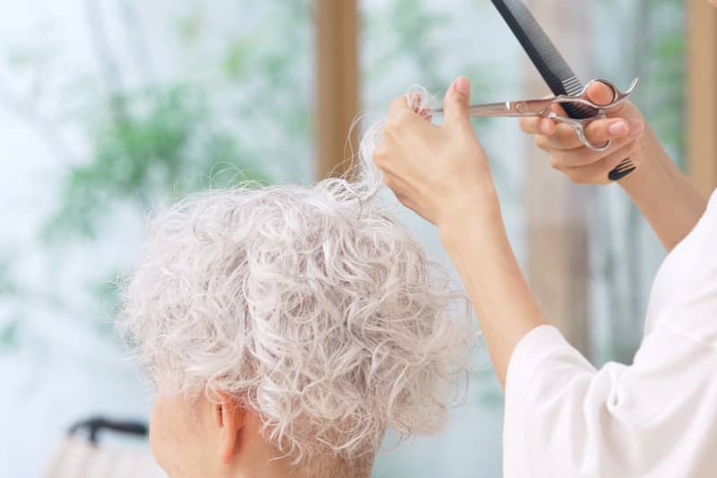 Cursos de peluquería para personas mayores